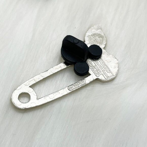 🔮 5/$25 Disney Winnie The Pooh Safety Pin Piglet Pin - Picture 3 of 3